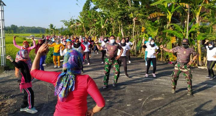 Jaga Kesehatan, Satgas TMMD 110 Bojonegoro Senam Bareng Warga